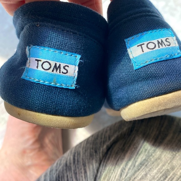 TOMS WOMEN’S NAVY BLUE CANVAS SLIP ON FLATS Sz 9 1/2 GUC - Picture 5 of 9